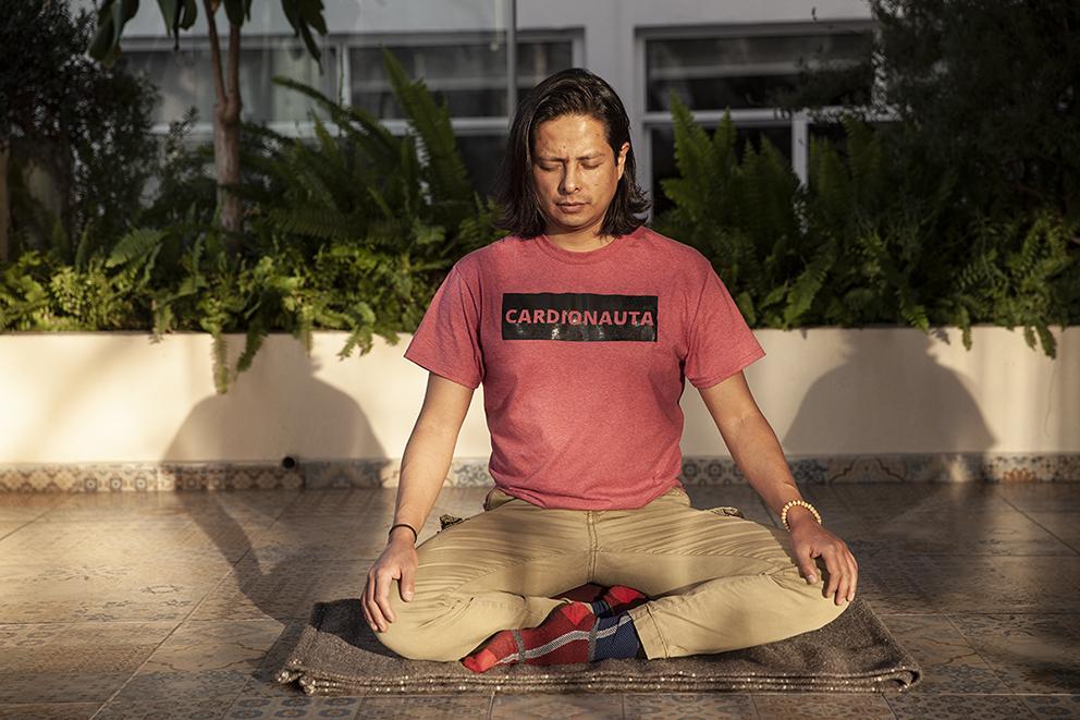 $!Alberto Fonseca, medita en el centro holístico.