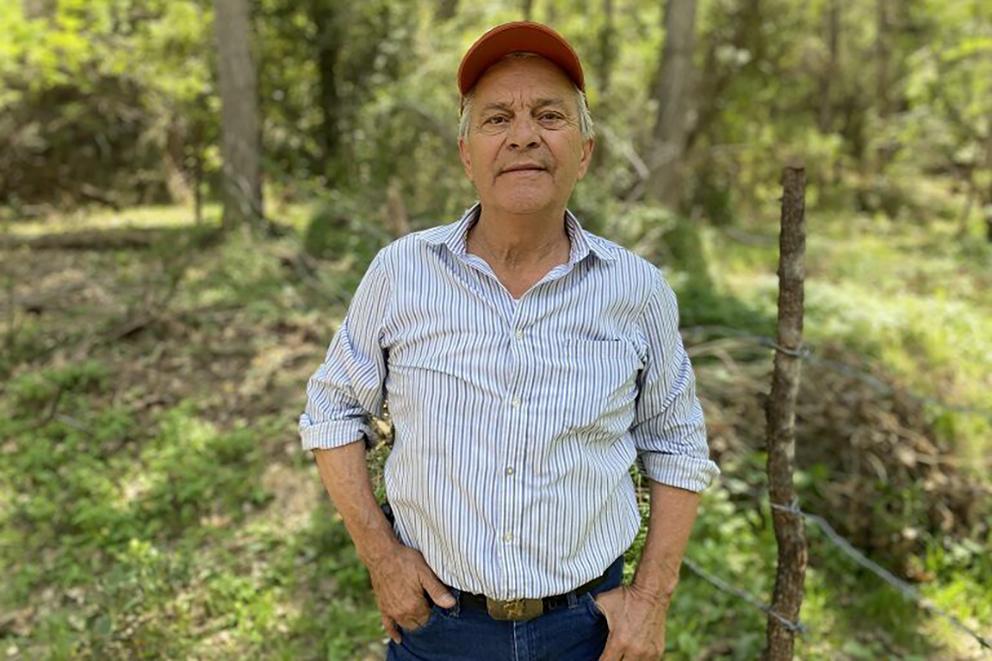 $!Carlos Robles Elías, quien ha convertido el Rancho Aribabi en un oasis de biodiversidad, teme que los hábitats se vean significativamente afectados por las nuevas ferrovías.