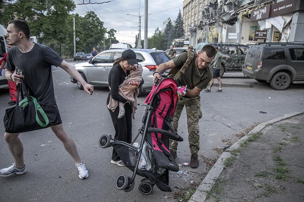 $!Una madre herida y su bebé son ayudados por un soldado herido después de un ataque con misiles en el restaurante Ria Pizza en el centro de la ciudad de Kramatorsk, mientras la contraofensiva ucraniana continúa en la región de Donetsk, Óblast de Donetsk, Ucrania, 27 de junio de 2023.