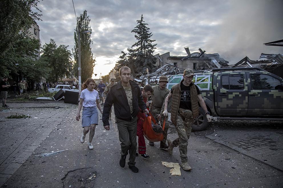 $!Civiles heridos son conducidos a una ambulancia tras un ataque con misiles en el restaurante Ria Pizza en el centro de la ciudad de Kramatorsk mientras la contraofensiva ucraniana hace estragos en la región de Donetsk, Oblast de Donetsk, Ucrania, 27 de junio de 2023.