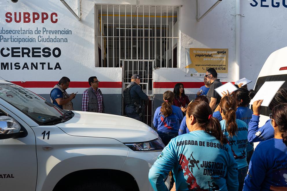 $!Exterior del Cereso de Misantla Veracruz, momentos antes de que el colectivo Justicia y Dignidad ingresara.