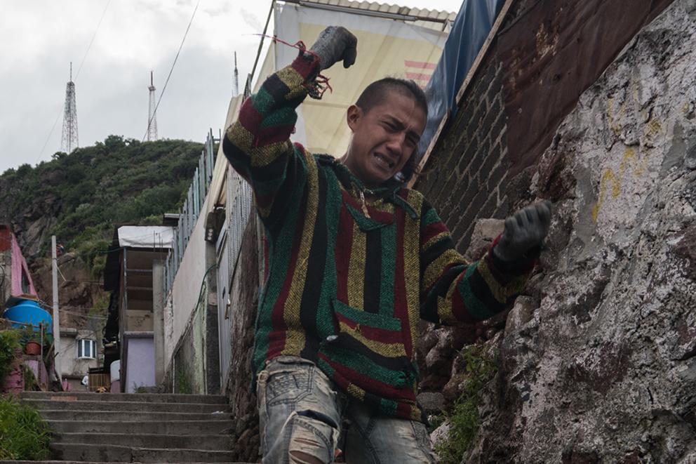 $!«Hay muchas piedras, están muy grandes», fueron las palabras del esposo de Paola Campos y padre de los pequeñitos Mia y Jorge al bajar de la zona del derrumbe en donde estaba su hogar.