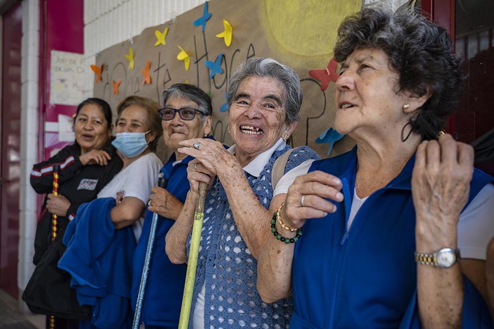 $!Un grupo de amigas acuden a los salones del adulto mayor en la Utopía, La cascada. Hace 20 años formaron el grupo Una rosa de Ema Godoy y desde entonces se reúnen para hacer ejercicio y danza.