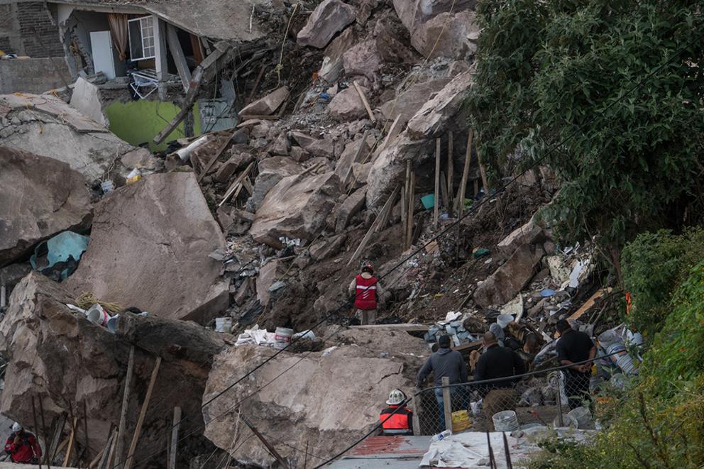 $!Personal de rescatistas y autoridades maniobran en la zona del deslave.