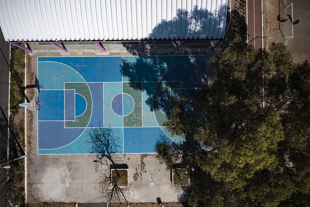 $!Las canchas de basquetbol, tenis y voleibol, están decoradas con figuras geométricas de colores.