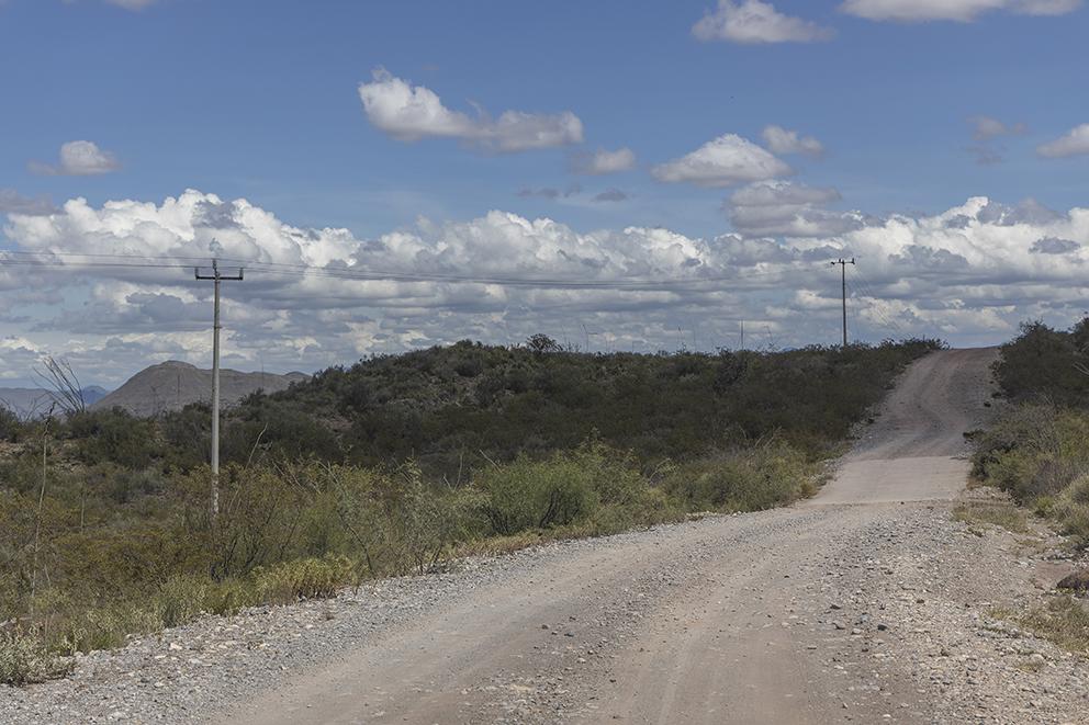 $!Sin pavimentar ni indicaciones claras. Así es el camino principal que conecta la carretera de General Cepeda con el sitio arqueológico más importante de Coahuila. El pavimento y la mano de obra para arreglar el camino costaría 120 millones de pesos, según el ayuntamiento, pero no cuentan con ese presupuesto.