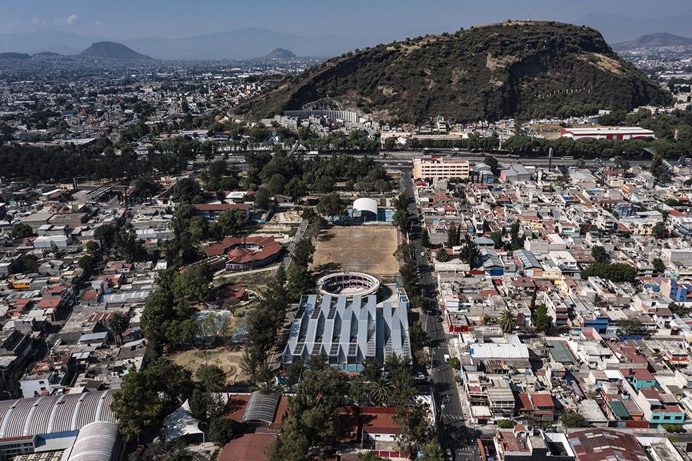 $!Vista aérea de la Utopía La Cascada, donde hay huertos urbanos, una alberca semi olímpica, escuela de box, un odoráma, clínicas de rehabilitación.