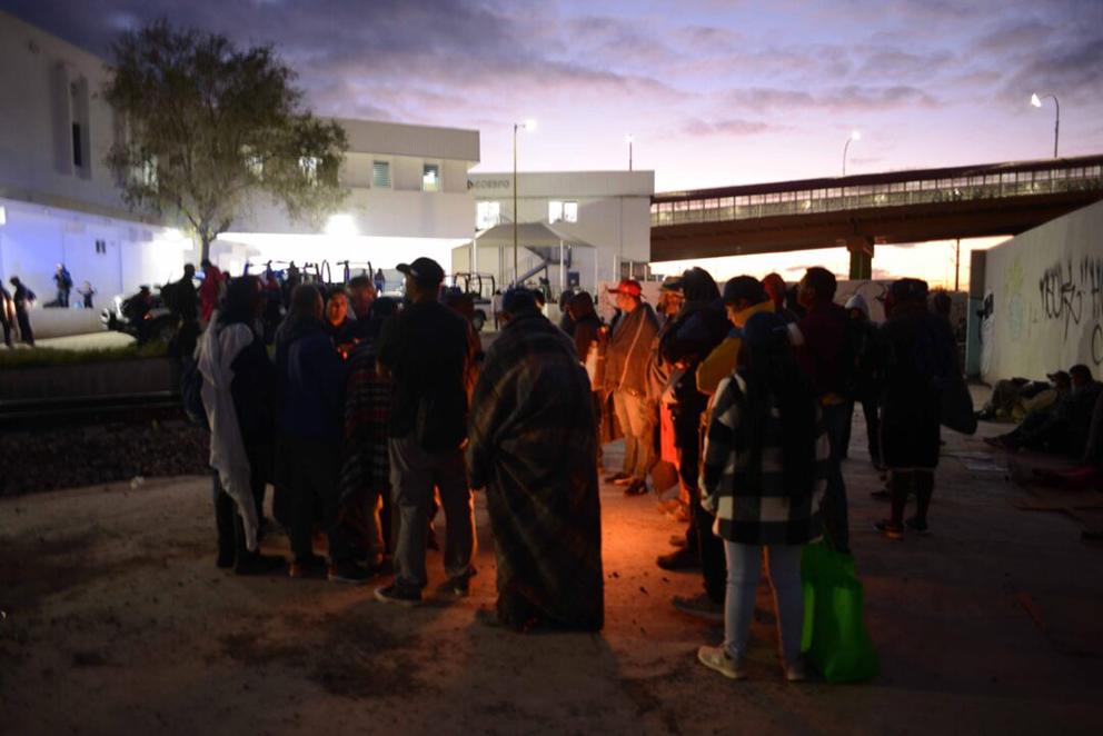 $!Migrantes enciende fogata para darse calor ante el frente frio que provocó descenso de la temperatura en Ciudad Juárez.