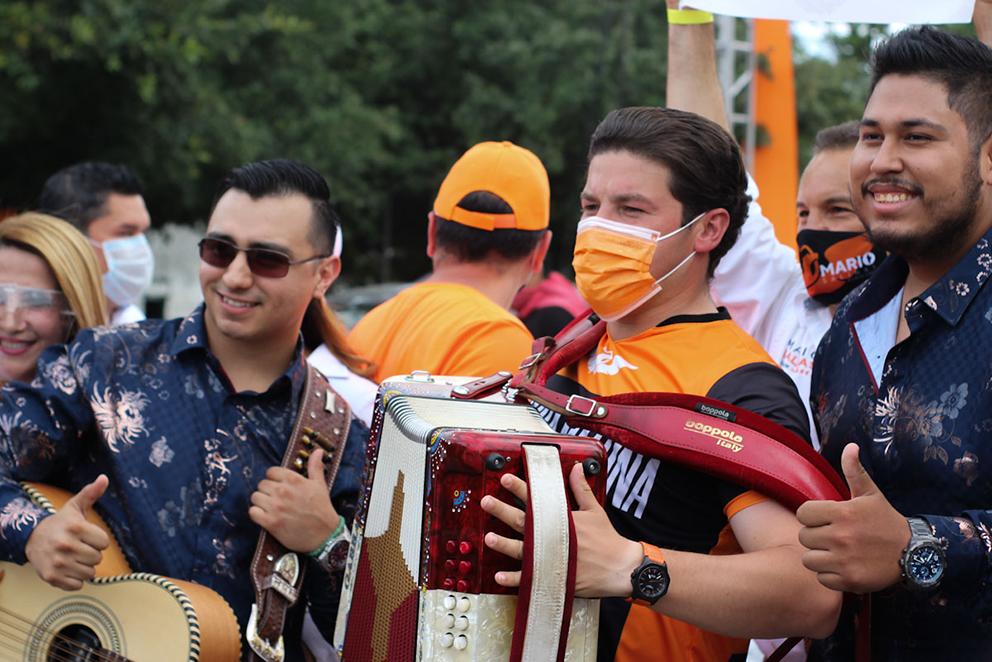 $!En Nuevo León, durante su candidatura a la gubernatura, Samuel García ganó gran popularidad entre el público joven asiduo a las redes sociales como el rostro joven de la política que promete traer un cambio al gobierno.