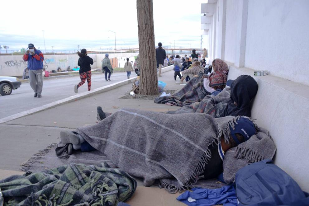 $!Migrantes venezolanos en el exterior del Centro de Apoyo Integral al Migrante.