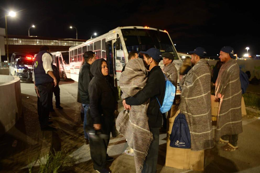 $!Migrantes en situación de calle a la espera de ser trasladado al espacio habilitado para pernoctar bajo techo.