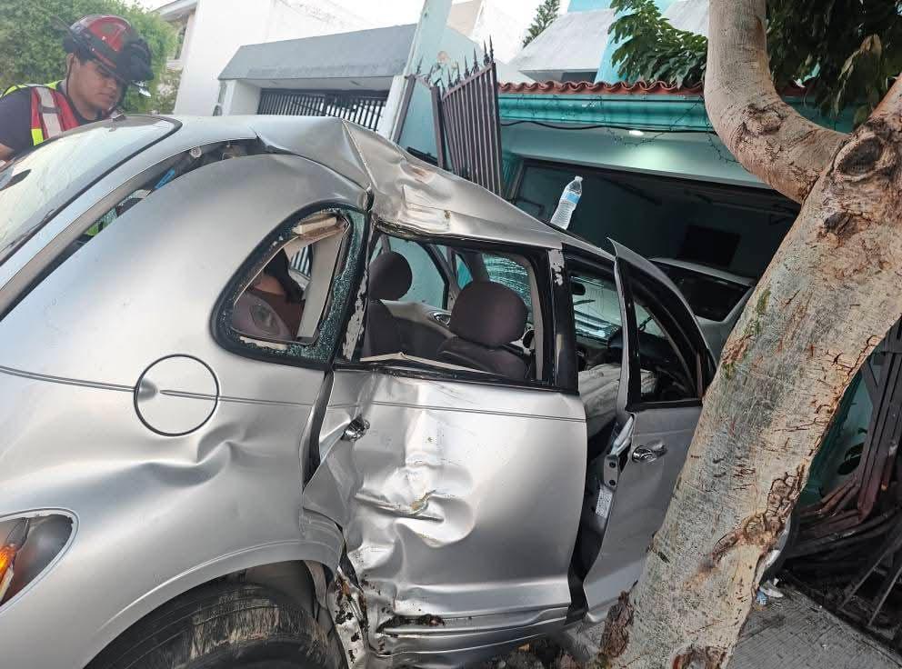$!Automóvil choca contra árbol y derriba portón de una casa del fraccionamiento Lomas de Mazatlán