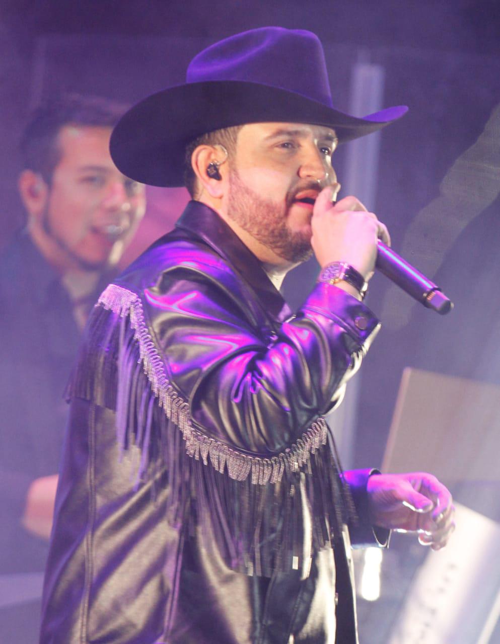 $!Le canta Edén Muñoz al Rey de la Alegría en el Carnaval de Mazatlán