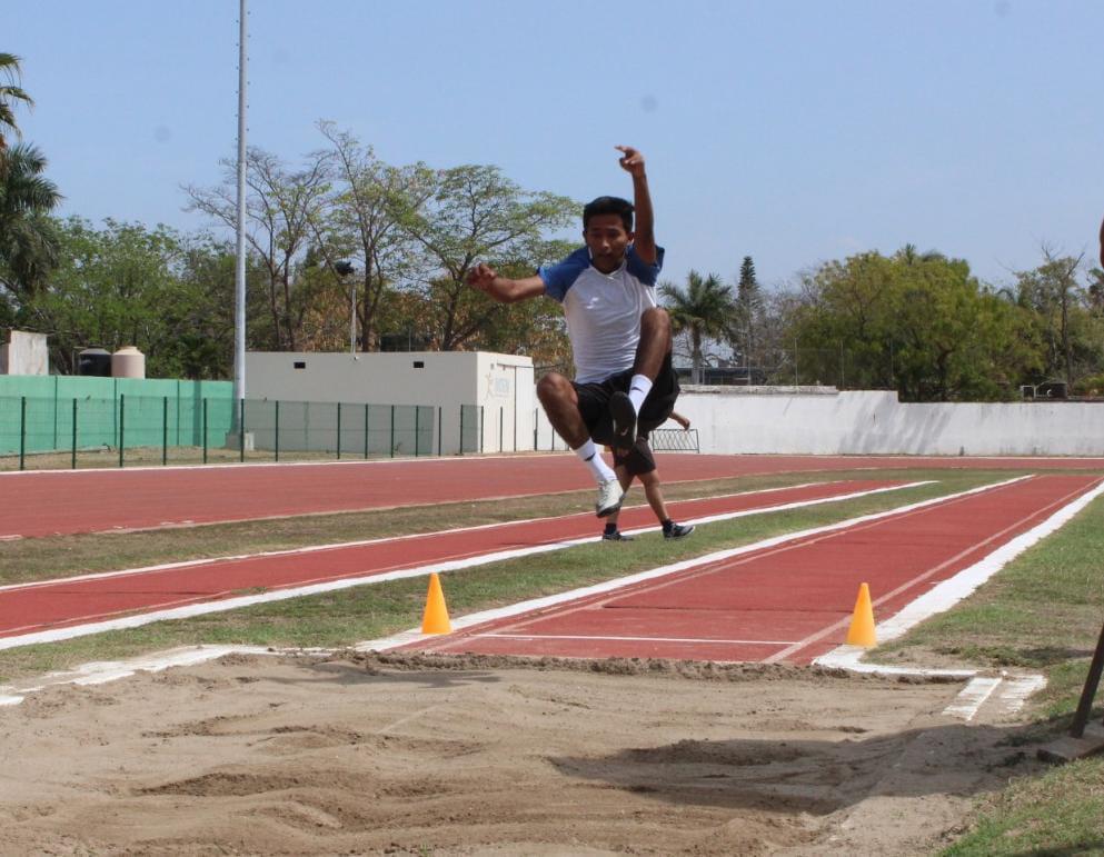 $!Vuelan bachilleres en la pista de la Unidad Benito Juárez