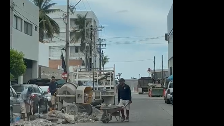 Después de meses de reportes, rehabilitan la zanja en la colonia Palos Prietos.