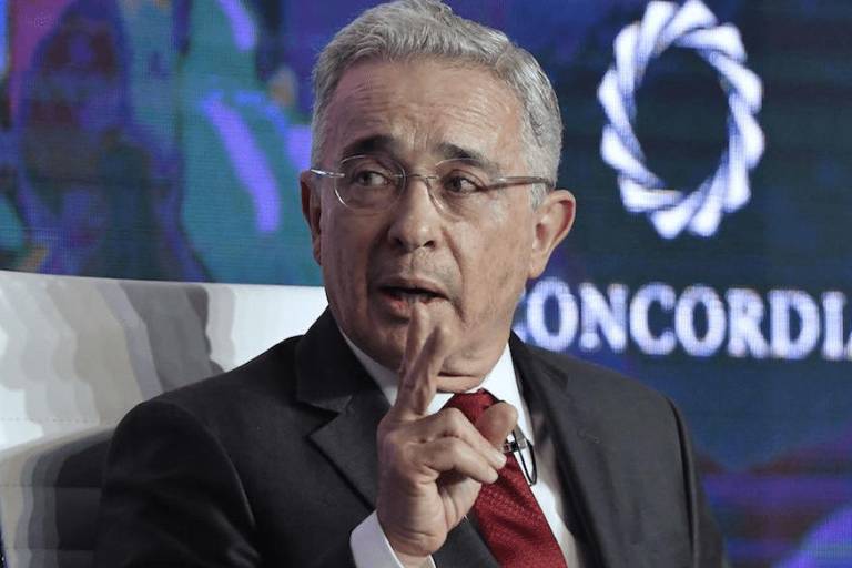 Condenan a Álvaro Uribe, ex Presidente de Colombia, a 12 años de prisión domiciliaria