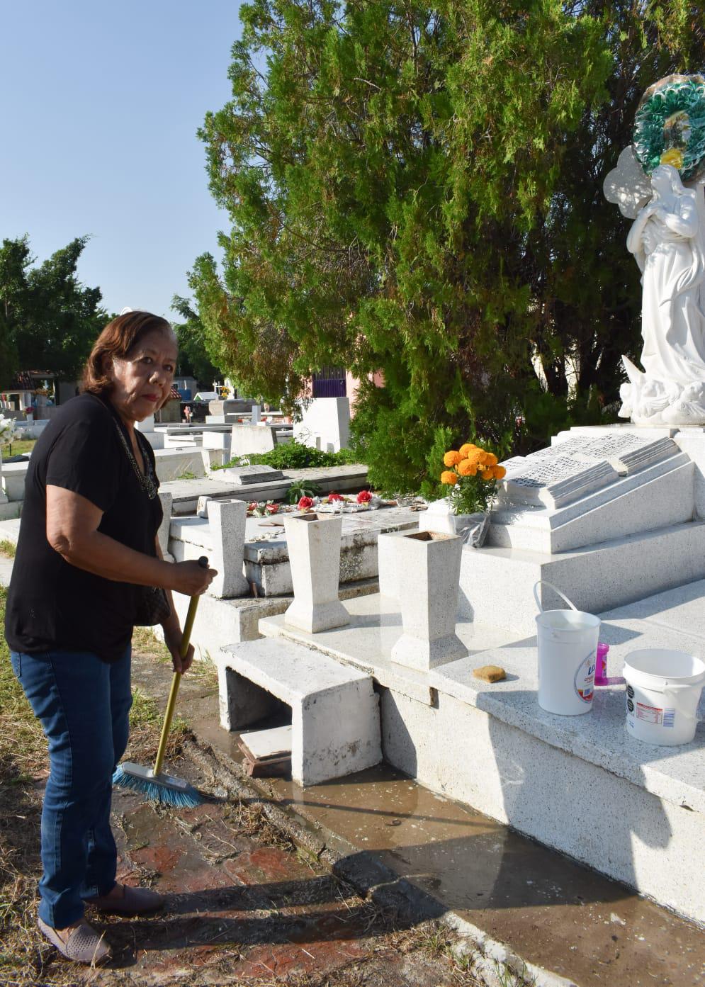 $!‘Siempre los recuerda uno’, familiares acuden a panteones de Mazatlán a pasar el día con sus seres queridos
