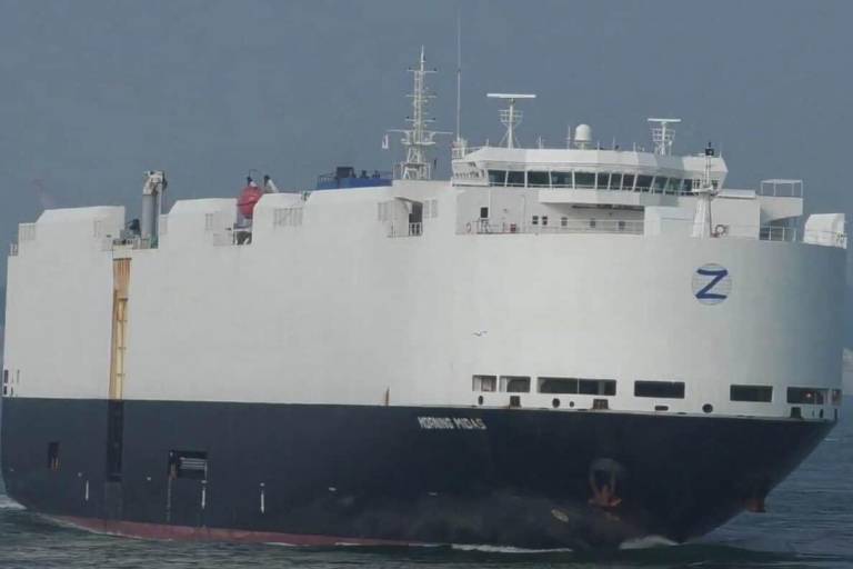 Buque se incendia en costa de Alaska; transportaba 3 mil vehículos de China a México