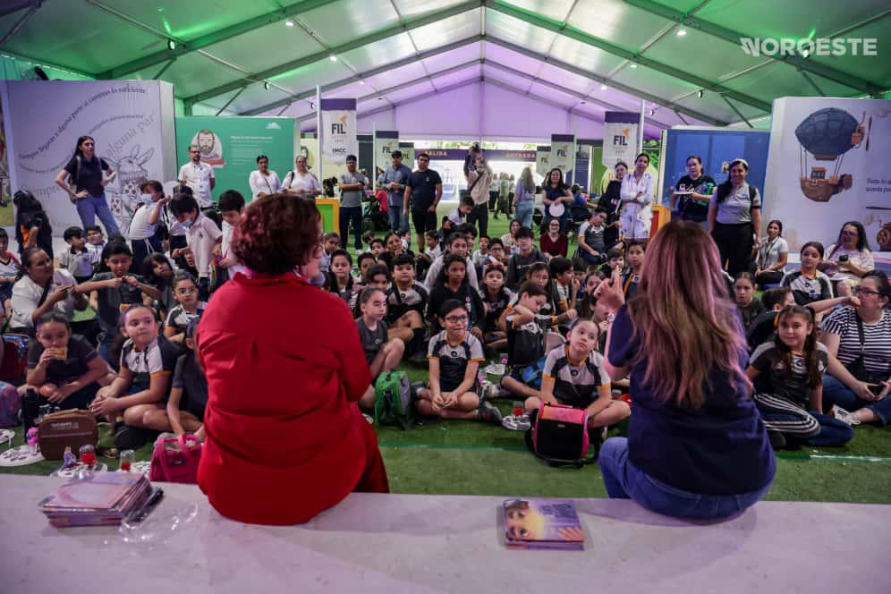 $!Ante un público mayormente infantil, la escritora culiacanense Georgina Martínez presentó su libro.