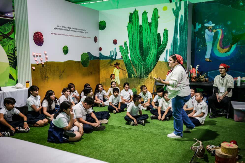 $!A través de la narración, los cuentacuentos estimularon la imaginación de los niños.