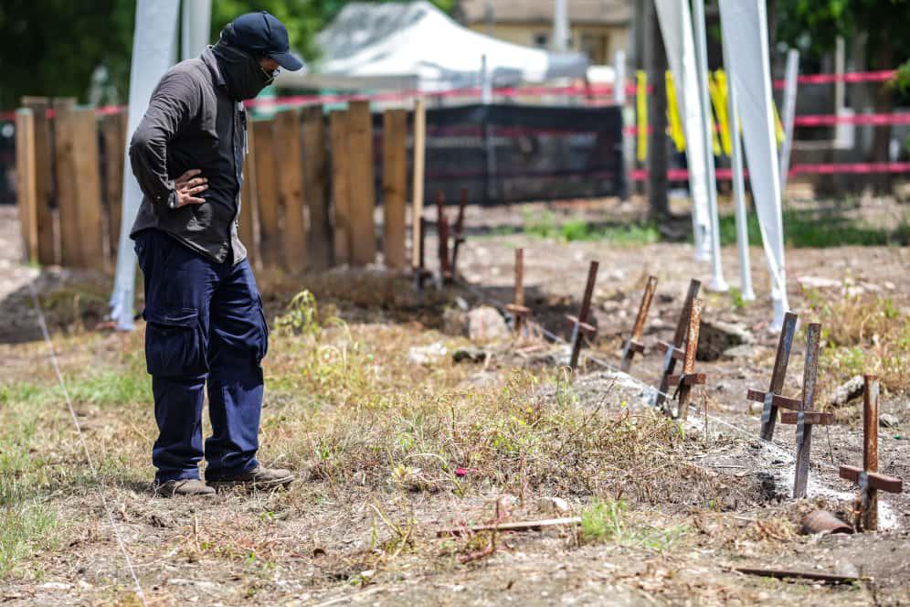 $!Inician exhumaciones en la segunda etapa de la fosa común del Panteón 21 de Marzo