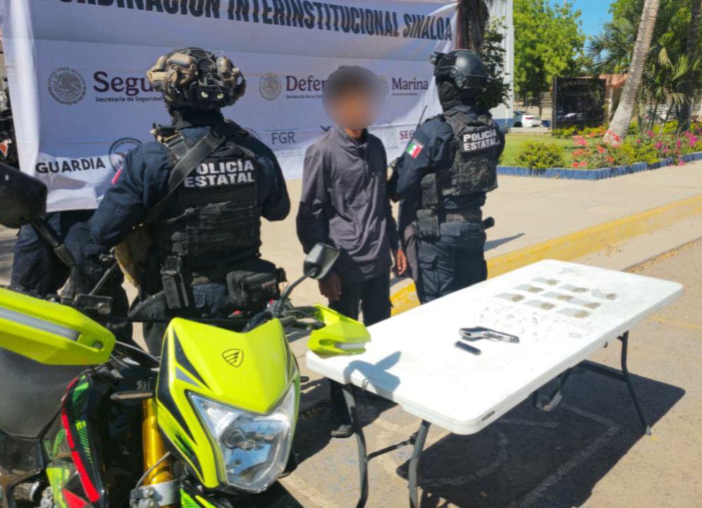 $!Detienen en Culiacán a un menor de edad con un arma de fuego, droga y motocicleta robada