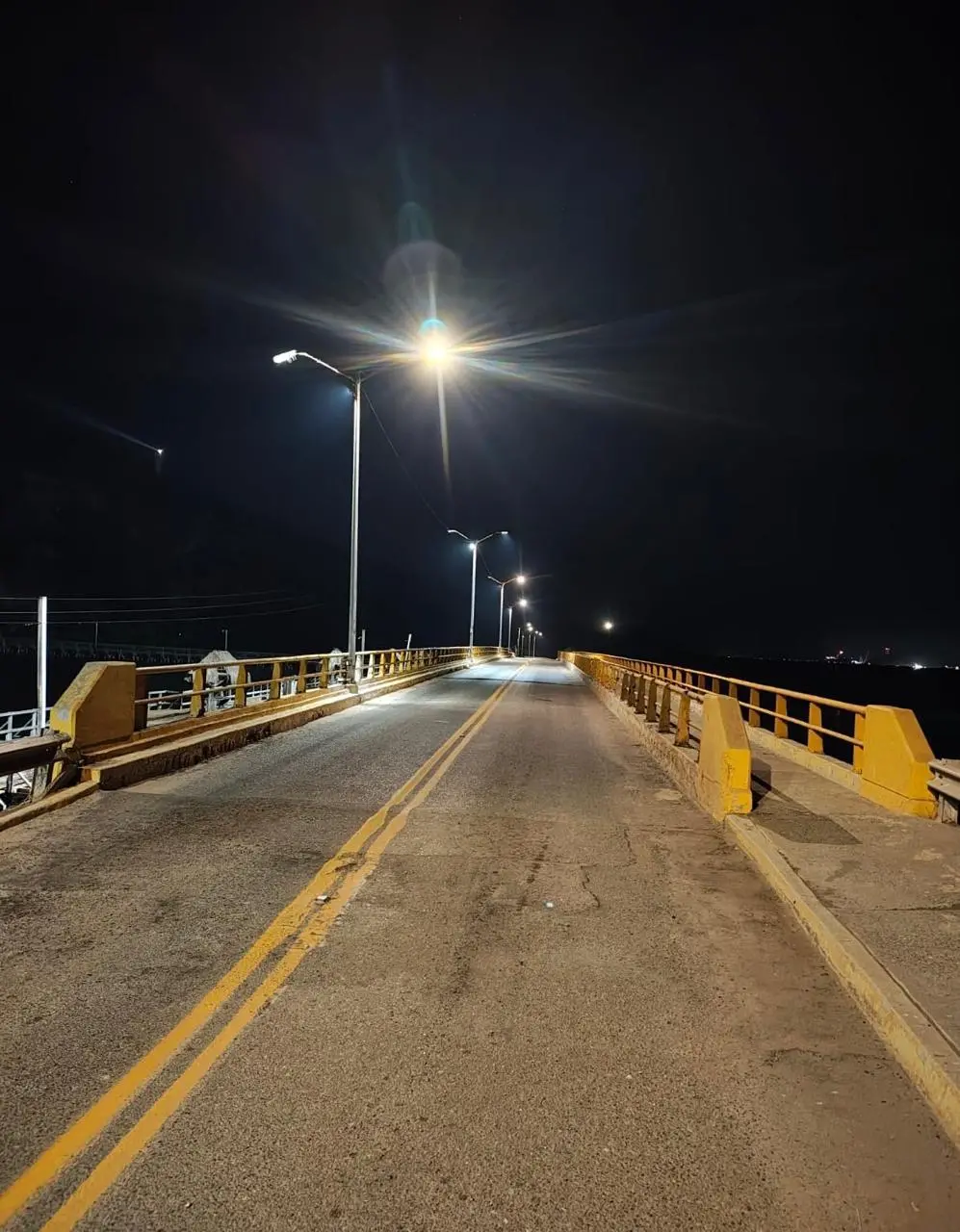 $!Por Semana Santa, rehabilitan más de 70 luminarias en el Maviri, en Los Mochis