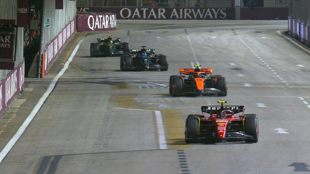 $!Checo alcanza puntos en Singapur; Sainz rompe hegemonía de Red Bull