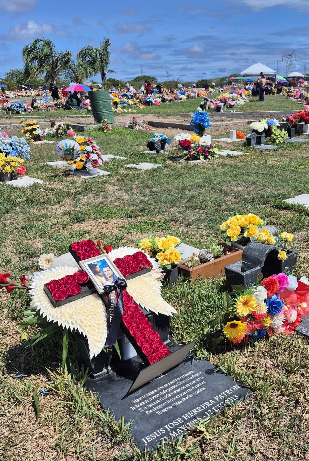 $!Recuerdan a los padres con flores y homenajes en panteones de Mazatlán