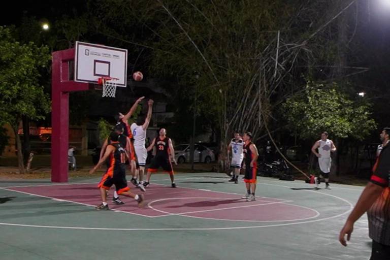 Estrella Roja brilla y toma el liderato en la Liga de Baloncesto de La Campiña