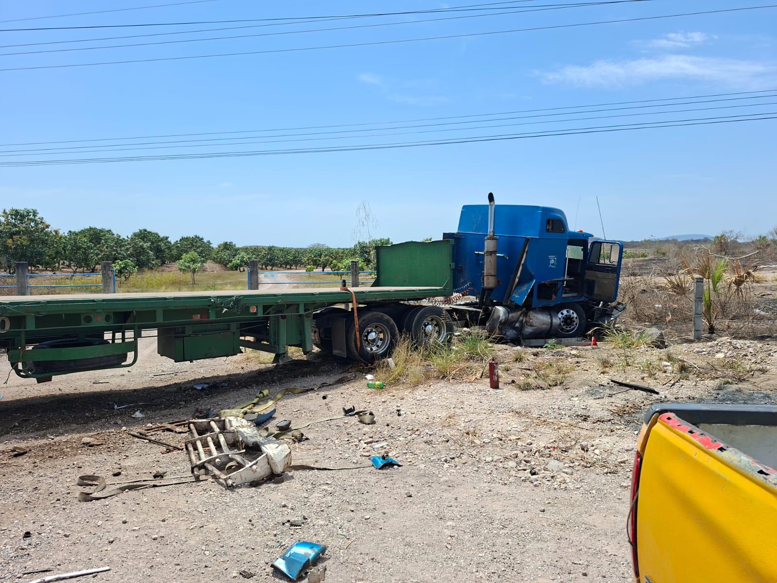 Choque entre camioneta de jornaleros y tráiler deja varios lesionados en Escuinapa