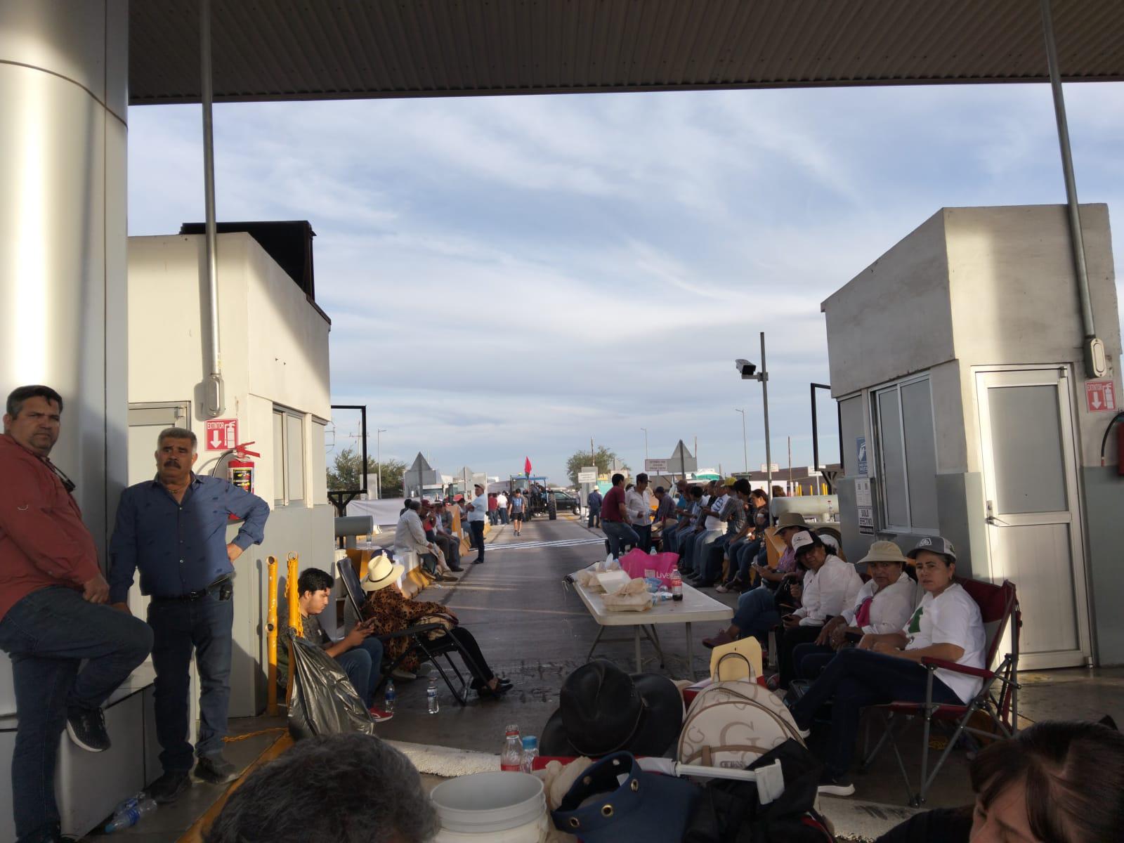 Productores y transportistas bloquean totalmente la caseta de El Pisal en Navolato