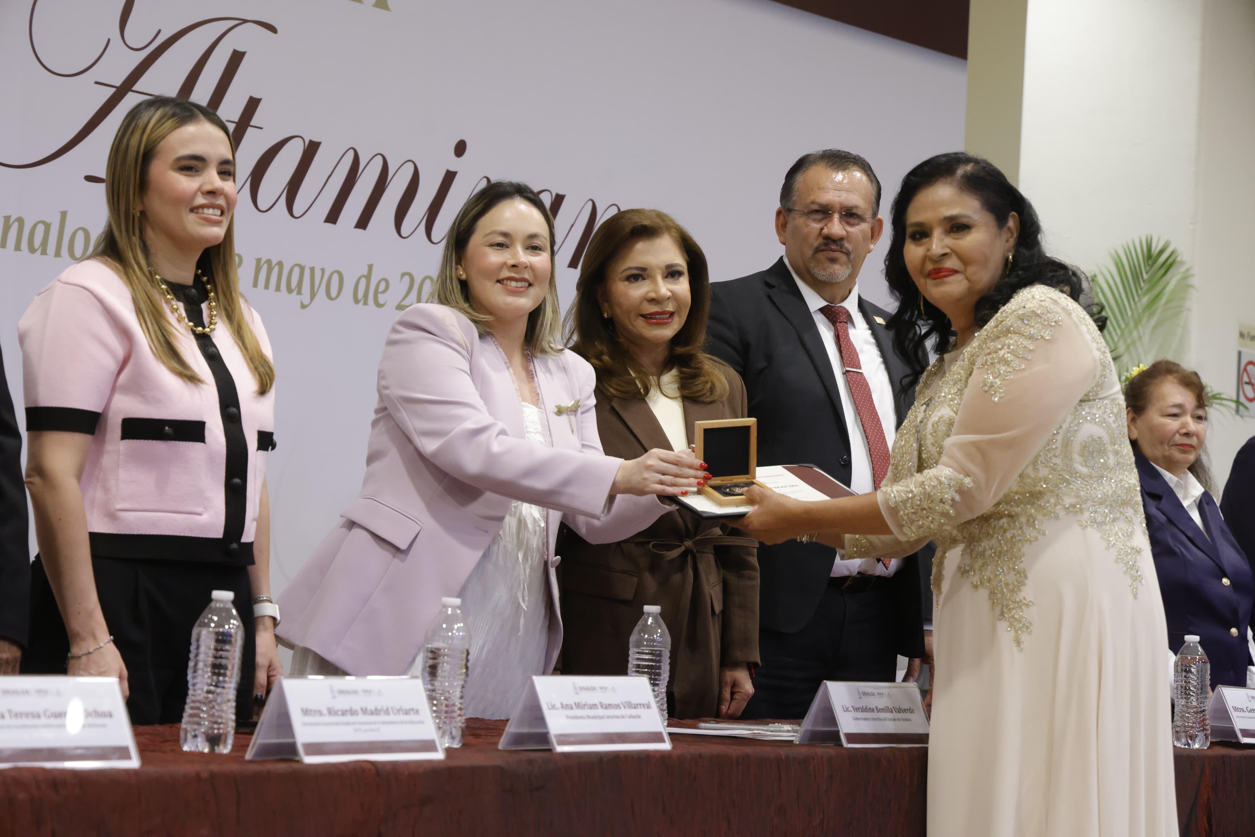 Entrega Yeraldine Bonilla la Medalla Maestro Altamirano a 183 docentes por 40 años de servicio