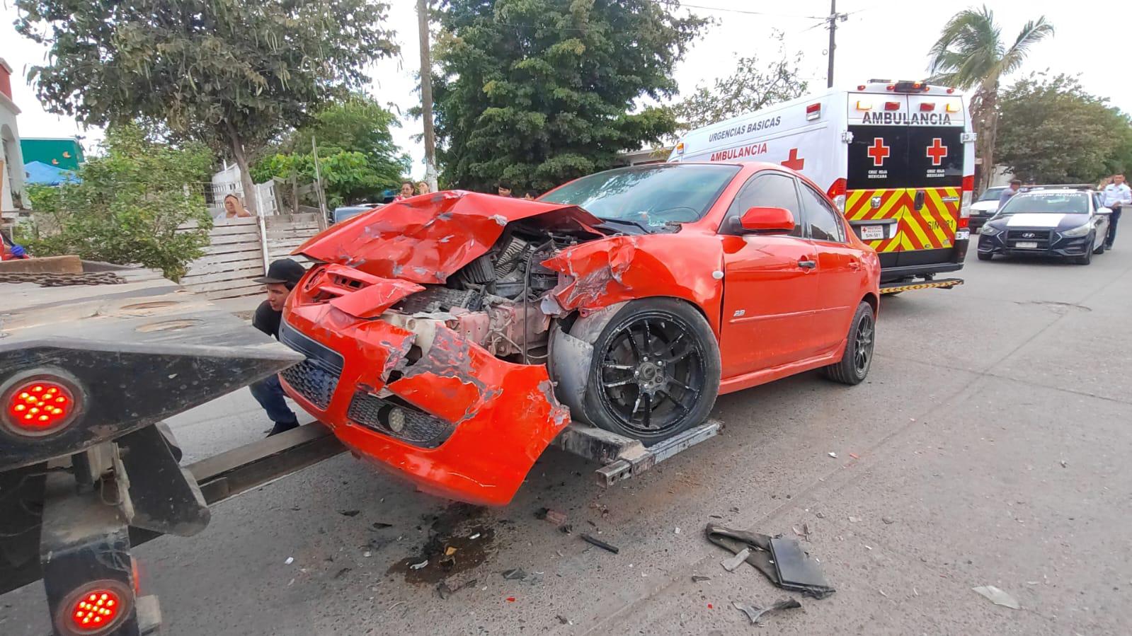 Camioneta termina incrustada en una vivienda de Los Mochis tras fuerte choque; hay tres lesionados