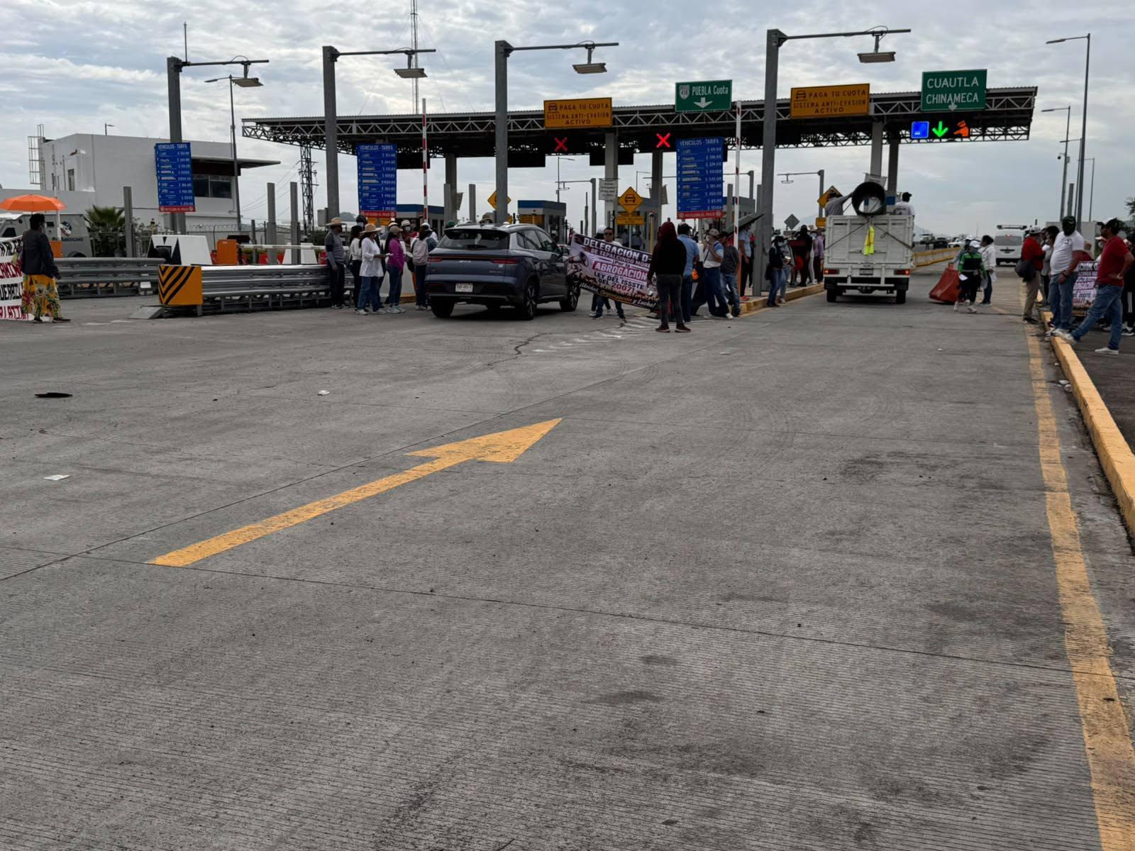 CNTE bloquea medios de comunicación; Sheinbaum acusa provoca