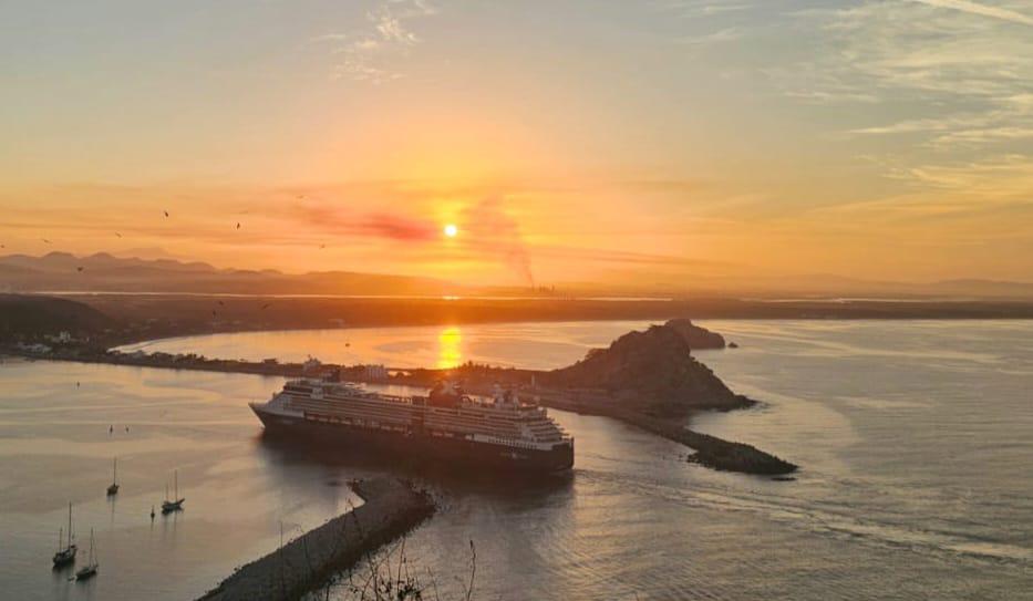 Recibe Mazatlán dos cruceros turísticos con más de 9 mil visitantes