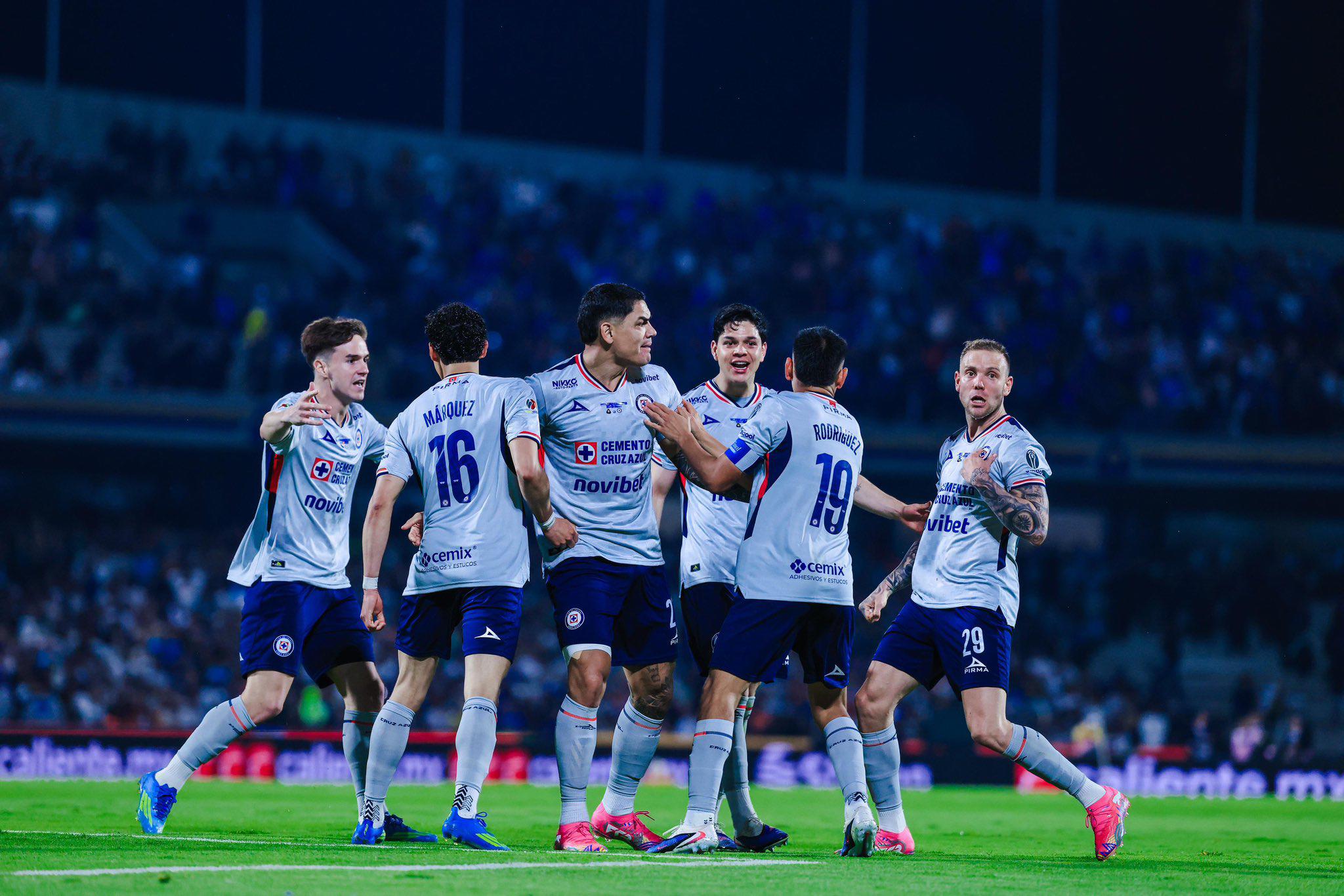 Joel Huiqui y Cruz Azul conquistan la décima al vencer 2-1 a Pumas