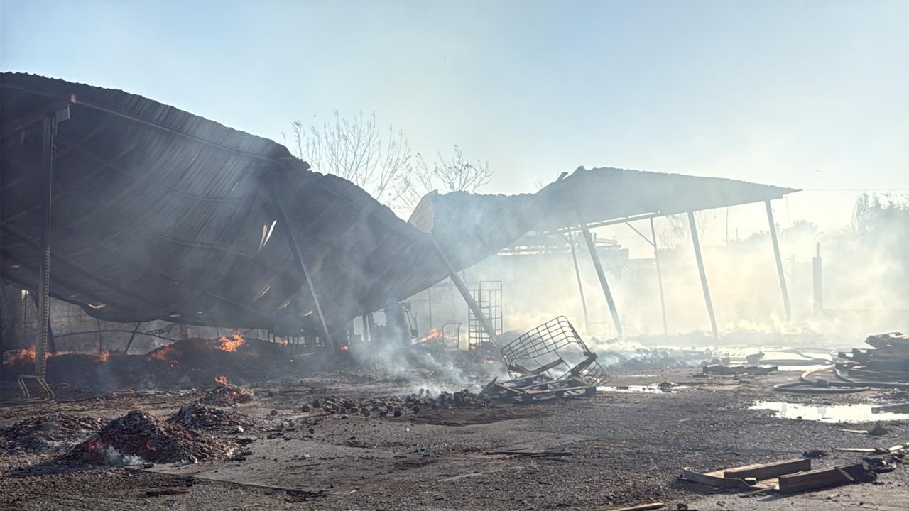 Incendio consume almacén de tarimas en el campo El 10, al sur de Culiacán