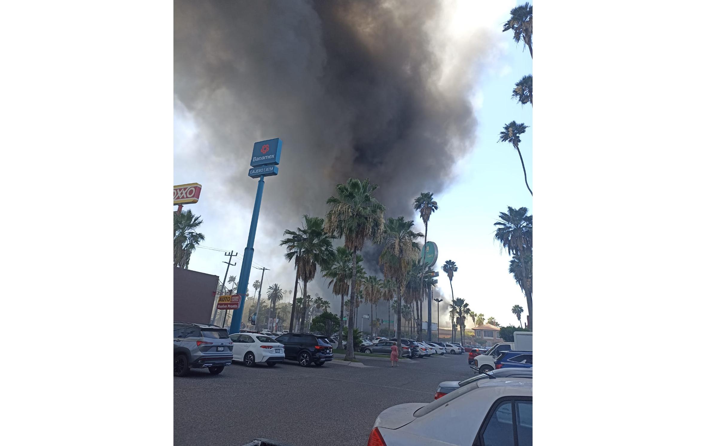 Se incendia plaza comercial en Los Mochis
