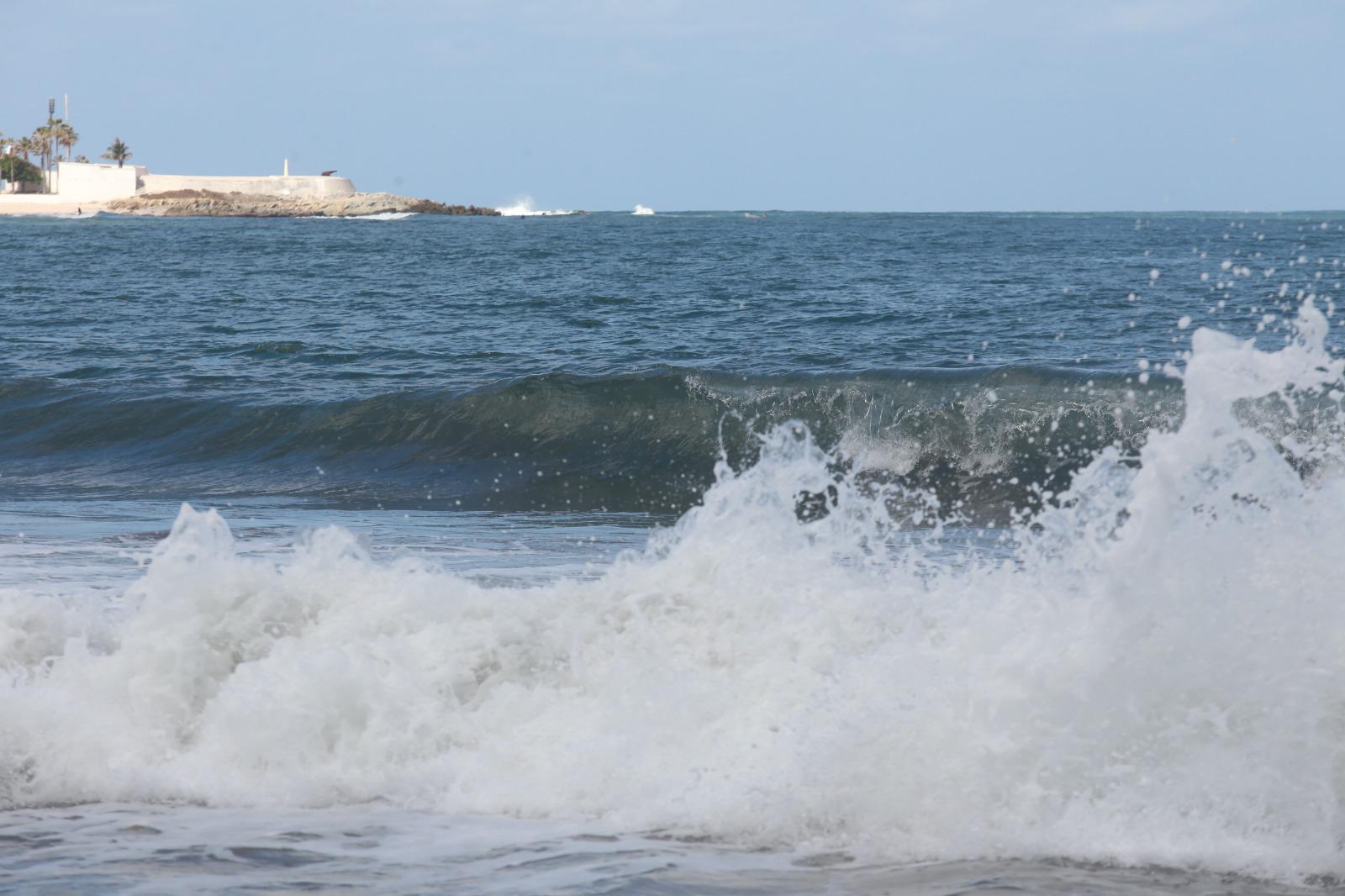 Mar de fondo persiste este domingo en Mazatlán; salvavidas e
