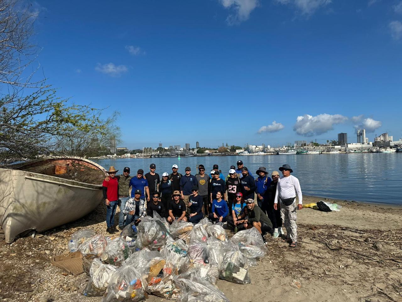 Recolecta MazConCiencia hasta 300 kilos de basura en manglar de la Isla de la Piedra