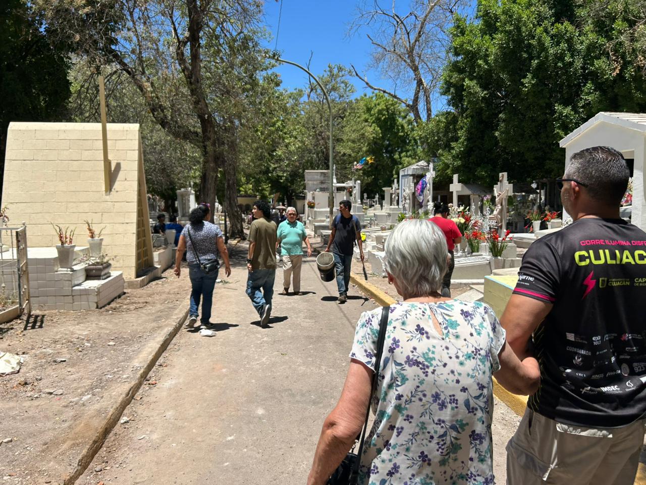 Entre flores y recuerdos culiacanenses celebran el 10 de mayo en los panteones