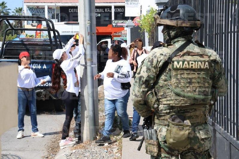Buscadoras pegan fichas en colonias de Mazatlán; denuncian un año sin avances en caso de desaparecido