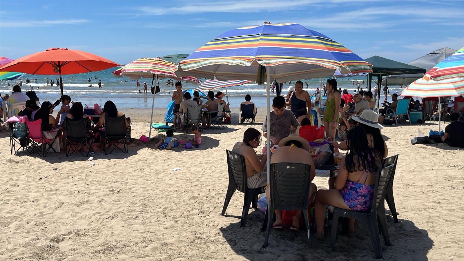 Aumenta afluencia de bañistas en las playas de la Zona Dorada de Mazatlán este Viernes Santo