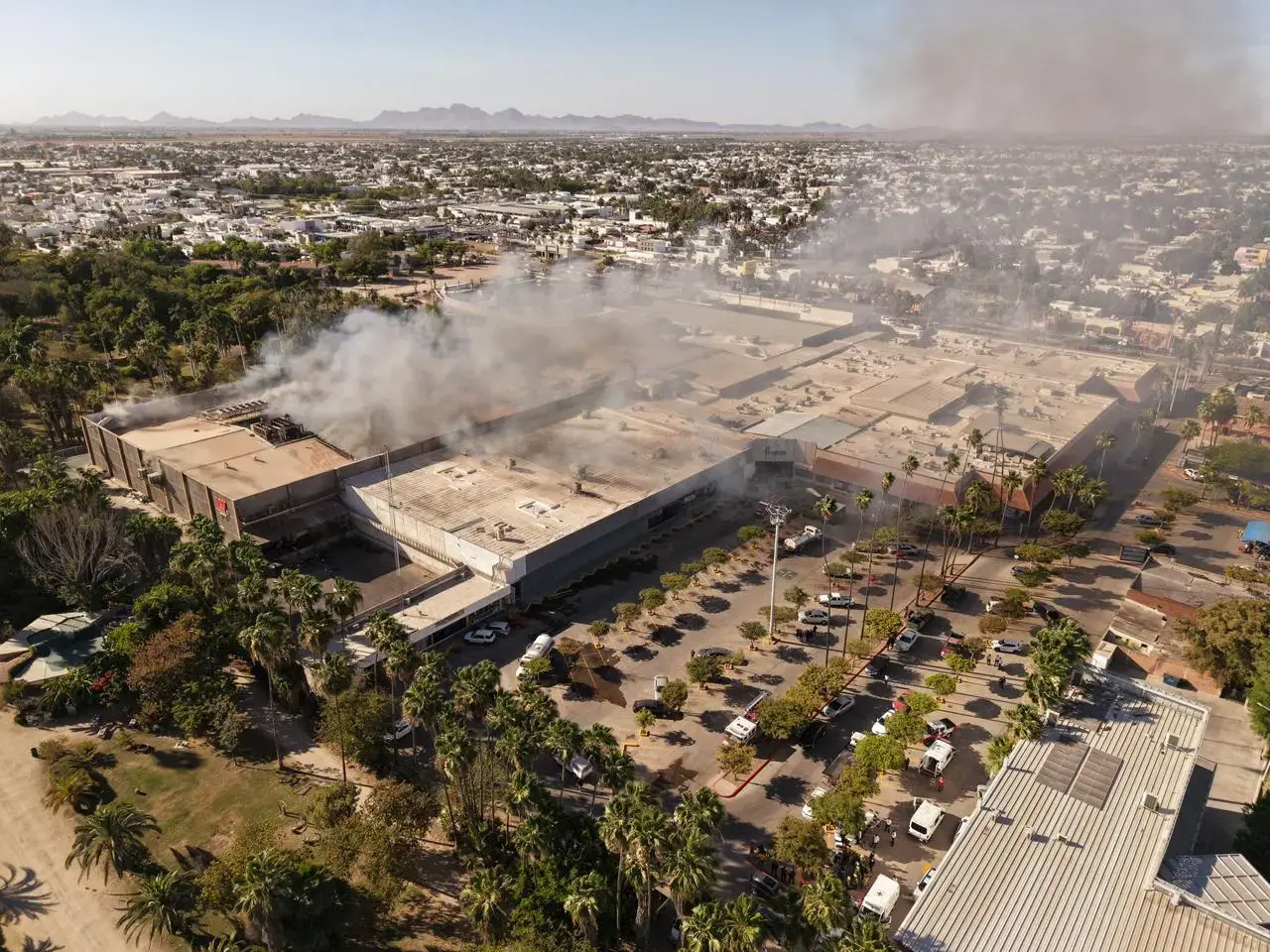 Sube a 5 la cifra de fallecidos y 38 hospitalizados por incendio en plaza de Los Mochis