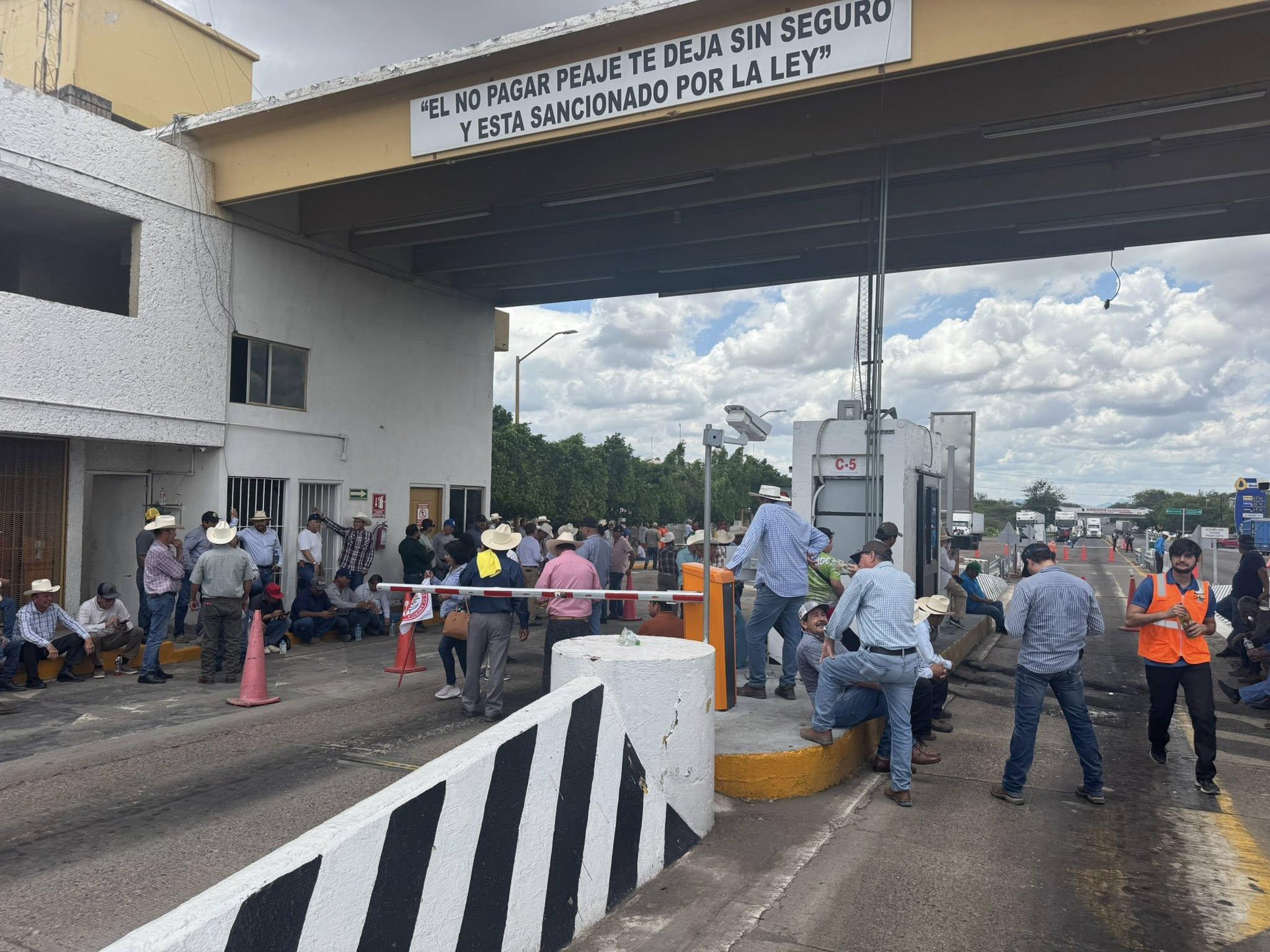 Liberan agricultores casetas en Sinaloa; no hay cobro de peaje al norte del Estado