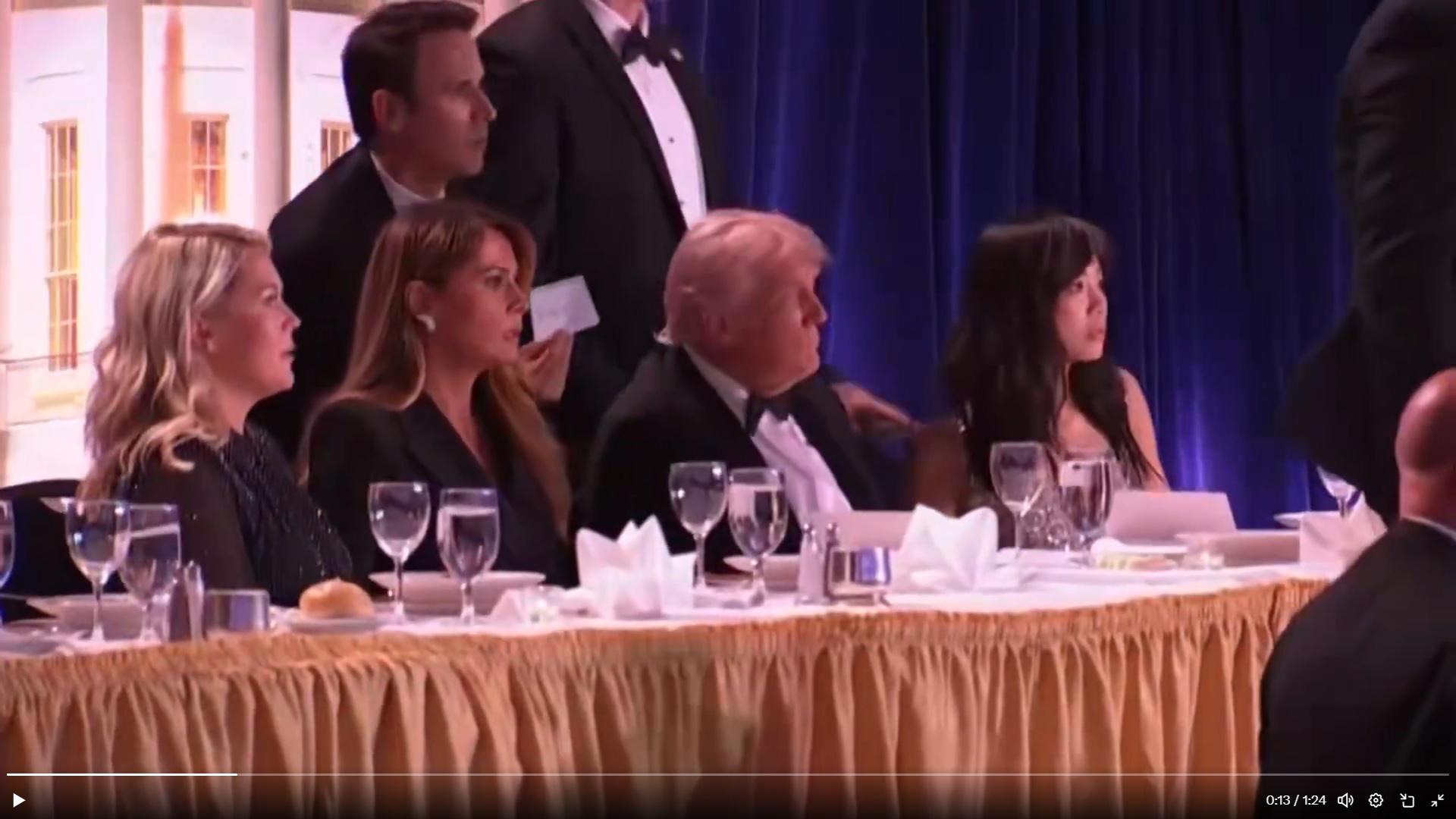 Evacuan a Trump y a la primera dama de EU tras incidente en cena de corresponsales en la Casa Blanca