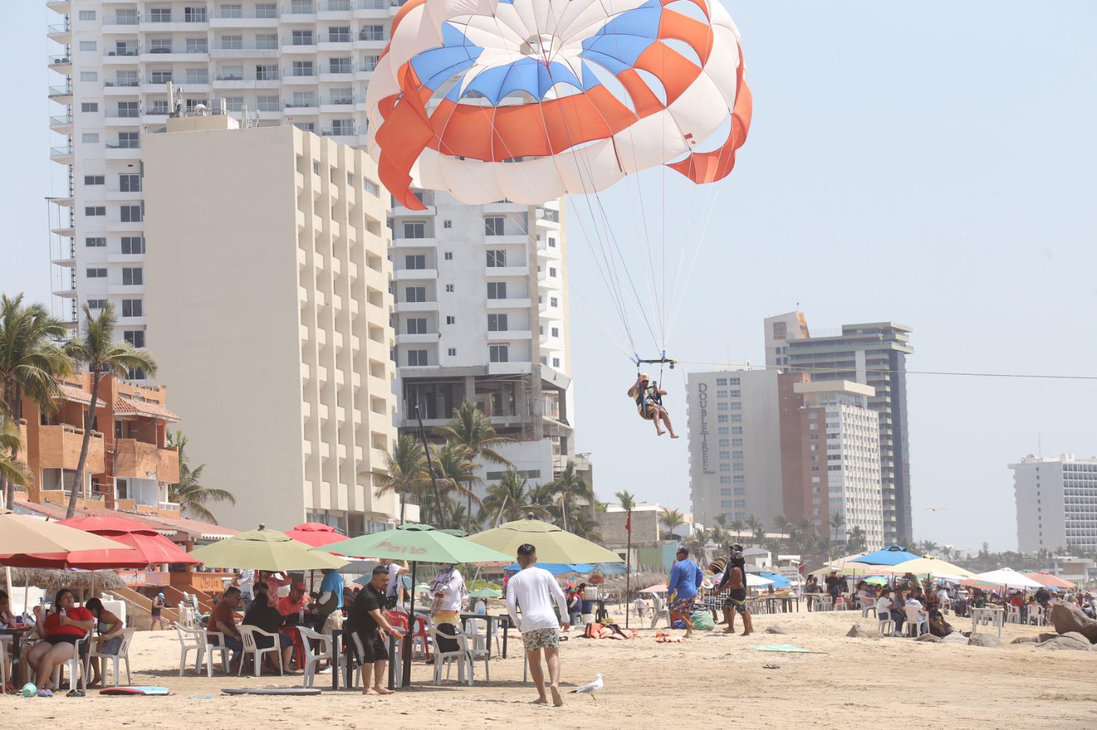Disfrutan cientos de personas de playas y atractivos de Mazatlán en este Domingo de Ramos