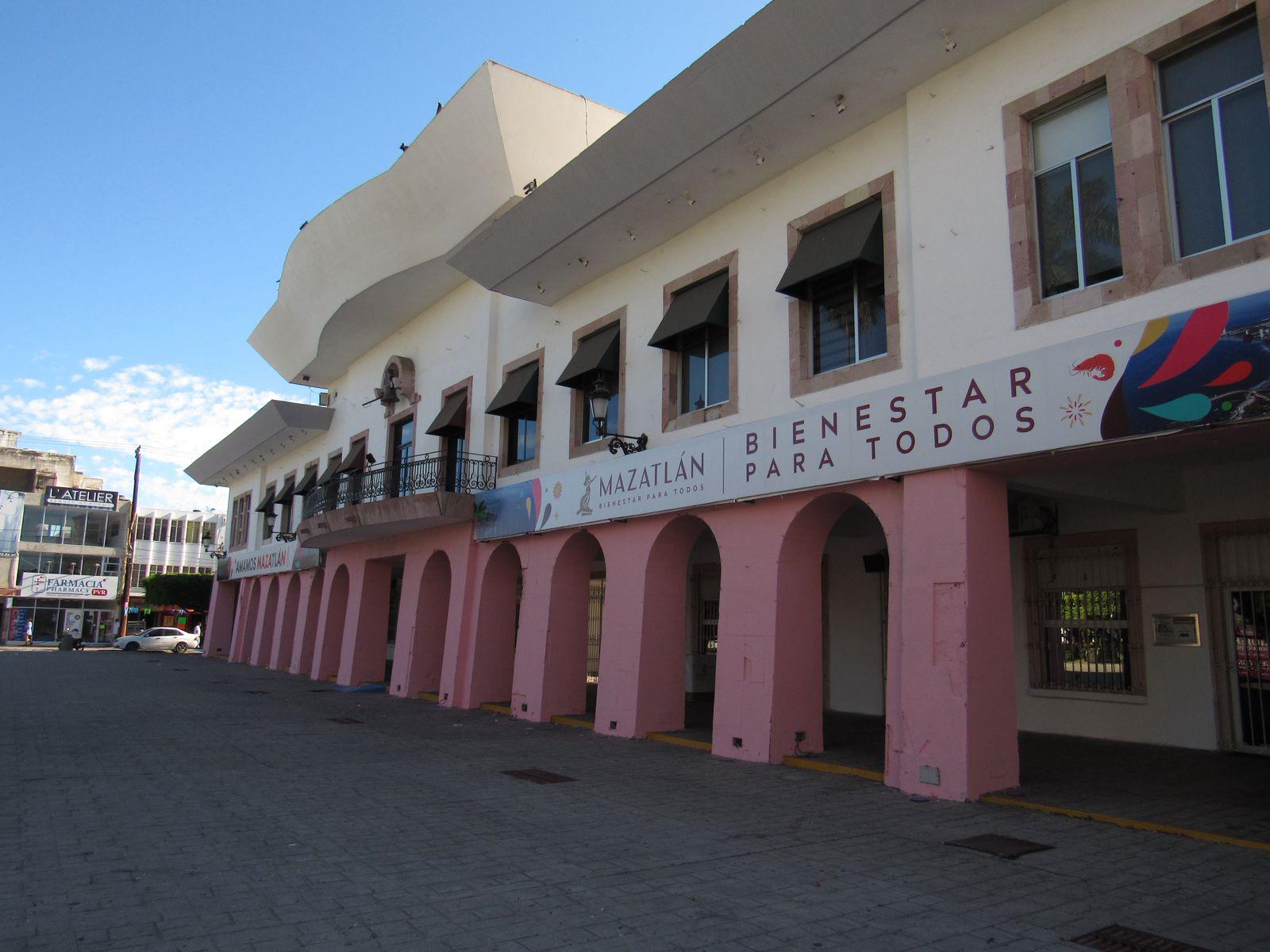 Fachada rosa en Palacio Municipal de Mazatlán genera polémica entre ciudadanos
